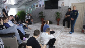 Сотрудники амурского управления МЧС вручили новогодние подарки воспитанникам детского дома Ивановского округа - gtrkamur.ru