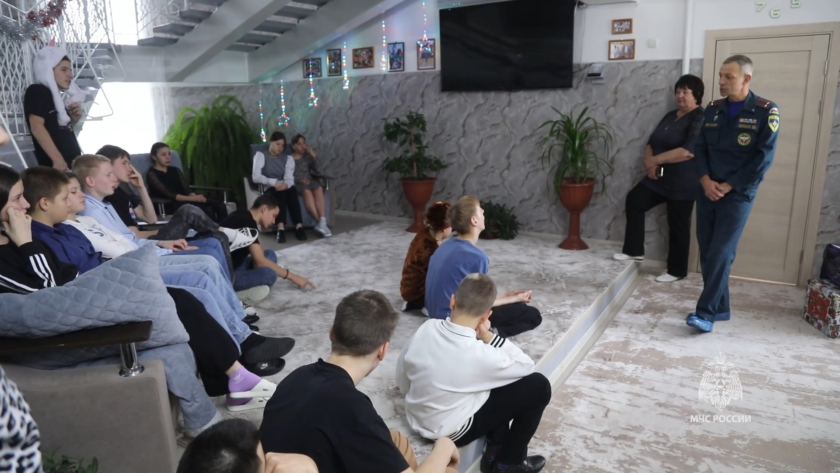 Сотрудники амурского управления МЧС вручили новогодние подарки воспитанникам детского дома Ивановского округа - gtrkamur.ru