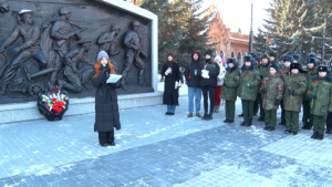 Амурчане возложили цветы к монументу Защитникам Отечества в День Неизвестного Солдата - gtrkamur.ru