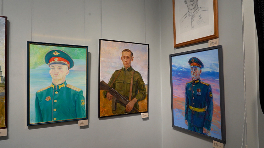 Амурские художники представили более 30 работ на выставке ко Дню Героев Отечества - gtrkamur.ru