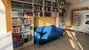 Библиотеку в селе Марково преобразили к Новому году - gtrkamur.ru