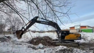 Первые шаги к решению проблемы подтоплений: Бурхановку расчищают от мусора - gtrkamur.ru