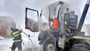 Грузовой автомобиль потушили пожарные сегодня в Февральске - gtrkamur.ru