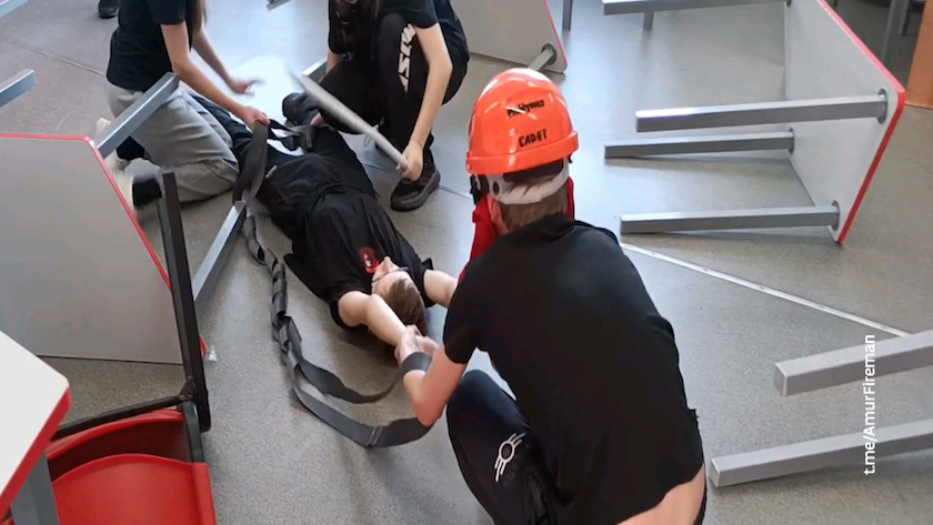 Школьники из пожарного класса в Грибском учились эвакуировать пострадавших в условиях ограниченной видимости - gtrkamur.ru