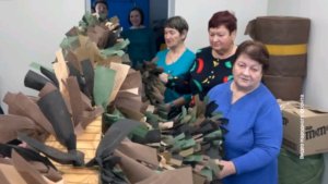 Пенсионерка из Усть-Ивановки плетет маскировочные сети для бойцов СВО - gtrkamur.ru
