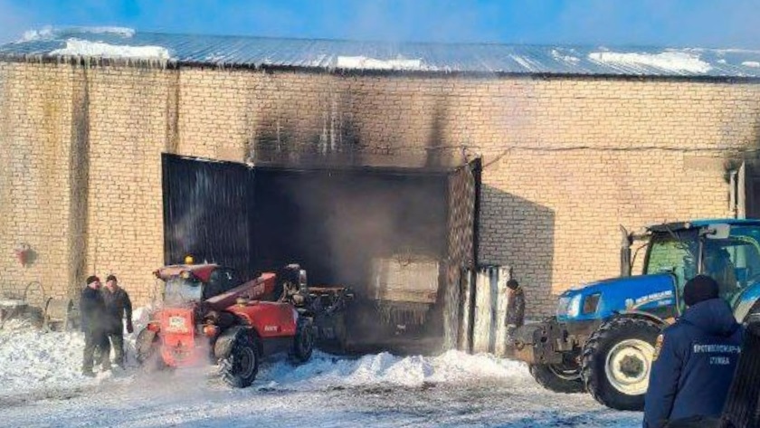 В Косицыне при пожаре на зерновом дворе сгорели два трактора - gtrkamur.ru