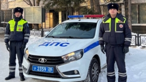 Герои в форме: инспекторы ДПС спасли жизнь 4-летней девочке в Благовещенске - gtrkamur.ru