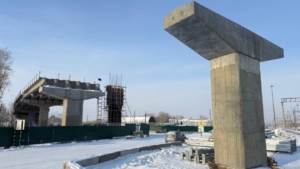 Монтаж основного каркаса завершают на путепроводе в Белогорске - gtrkamur.ru