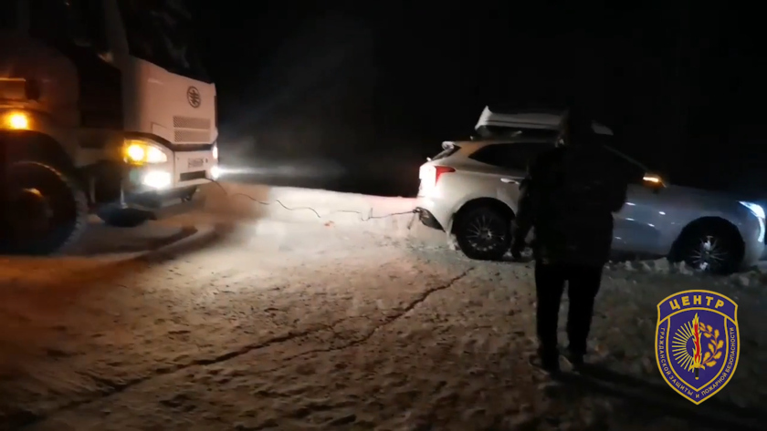 Ранний звонок в 112: семью с двумя маленькими детьми вызволили из снежного плена - gtrkamur.ru