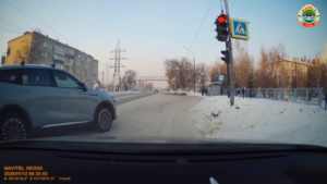 Сила соцсетей: водителю, который едва не сбил пешехода в Благовещенске, выписали штрафы - gtrkamur.ru