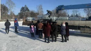 В Аэропорт подвозят воду: жителям поселка привезли почти 550 шестилитровых бутылок - gtrkamur.ru