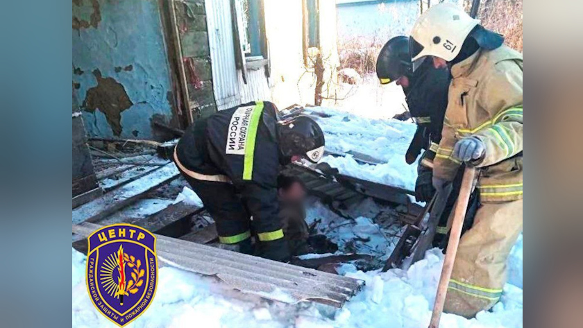 Амурчанин оказался под завалами в старом строении в Архаре