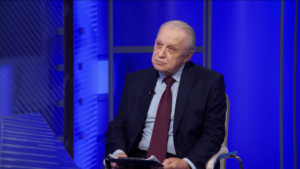 "Заслуженный деятель науки Российской Федерации": интервью с учёным Александром Ивановым о профессиональном пути и открытиях - gtrkamur.ru