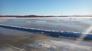 Выход воды на лёд стал причиной остановки движения по переправе Свободный — Введеновка - gtrkamur.ru