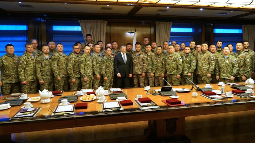 Юрий Трутнев вручил награды добровольцам-госслужащим, которые вернулись из зоны СВО - gtrkamur.ru