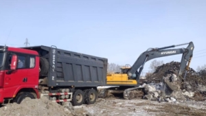 Почти 2 тысячи тонн мусора: в Благовещенске продолжают большую уборку Бурхановки - gtrkamur.ru