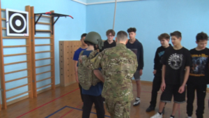 Полсотни благовещенских школьников научились правильно надевать бронежилет и разбирать автомат - gtrkamur.ru