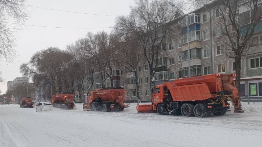 Дороги, тротуары и крыши: в Благовещенске усиленно убирают снег - gtrkamur.ru