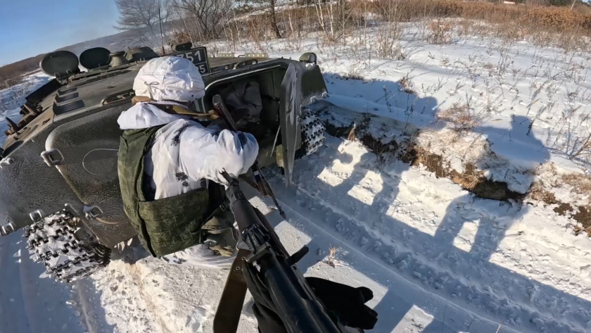 Первые занятия для младшекурсников мотострелковых арктических подразделений провели на полигоне ДВОКУ - gtrkamur.ru