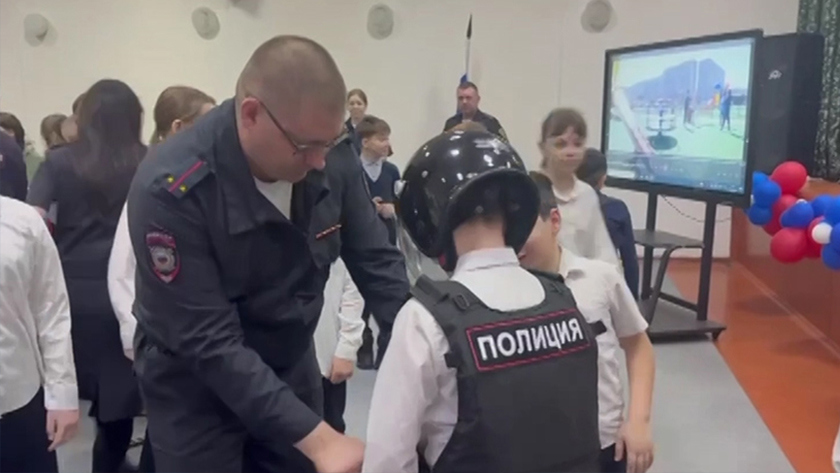 Сотрудники правоохранительных органов провели «Урок мужества» для пятиклассников областного центра