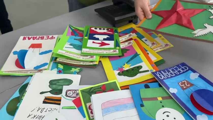 Сделали своими руками: школьники из Благовещенска передали открытки к 23 февраля для бойцов СВО - gtrkamur.ru