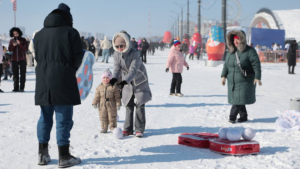 Гости фестиваля зимних видов спорта играют в хоккей в валенках и в снежки - gtrkamur.ru