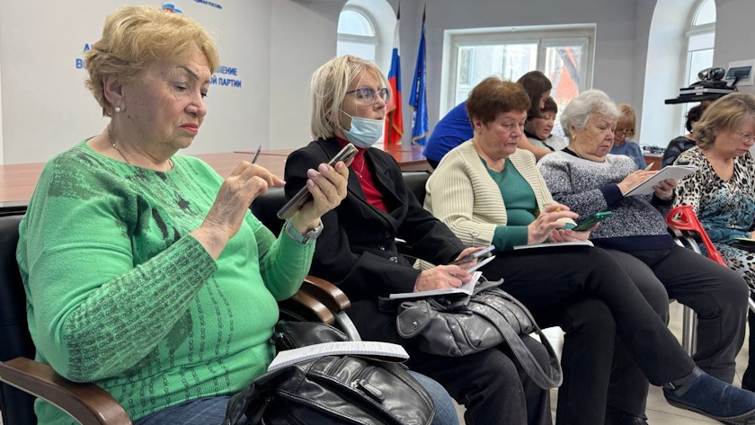 Почти 100 амурских пенсионеров научились пользоваться госуслугами в мессенджере МАХ - gtrkamur.ru