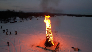 Гигантское чучело, русские забавы и идеальный рецепт блинов: в областной столице ярко отпразднуют Масленицу - gtrkamur.ru