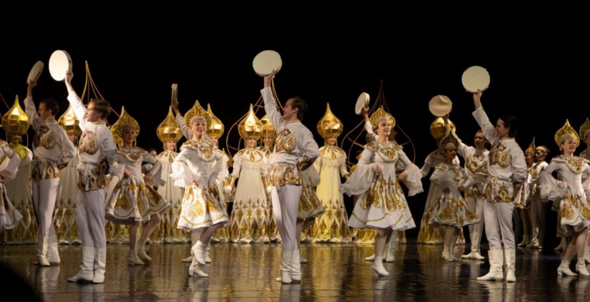 С аншлагом и сюрпризом: «Ровесники» открыли Год единства народов большим концертом - gtrkamur.ru