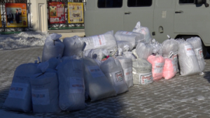 УАЗ с письмами школьников и гумпомощью: амурчане шлют подарки бойцам к 23 Февраля - gtrkamur.ru