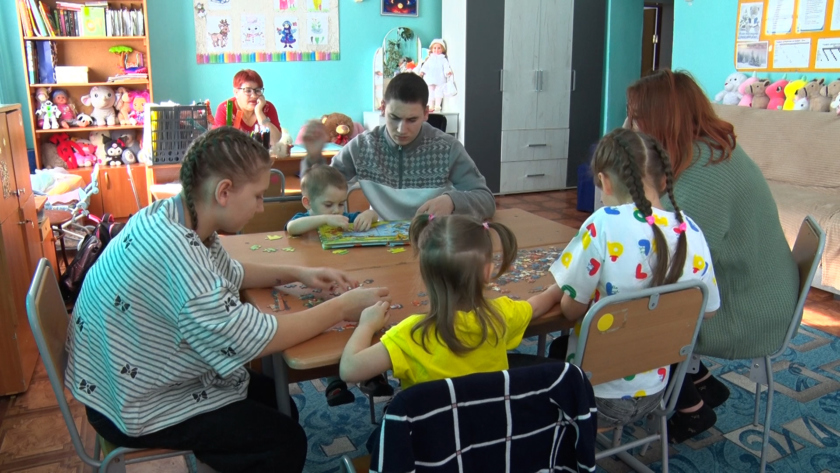 Счастье каждому: сразу пять братьев и сестер хотят оказаться в любящей семье - gtrkamur.ru