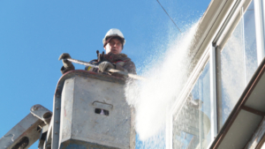 Амурчан призывают быть осторожнее из-за возможного падения с крыш сосулек и снега - gtrkamur.ru