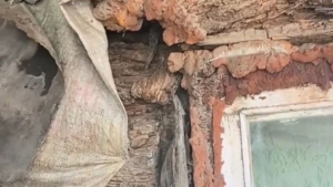 Дом, который врастает в землю: жители Тамбовки с маленькими детьми вынуждены жить в аварийном бараке - gtrkamur.ru