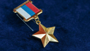 Министр обороны РФ Андрей Белоусов вручил награду амурскому полковнику за мужество, проявленное на СВО - gtrkamur.ru