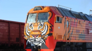 РЖД доставили в Приамурье локомотив с окраской амурского тигра - gtrkamur.ru