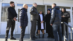 Василий Орлов поручил отремонтировать дорогу и сделать парковку возле обновленной поликлиники в Тамбовке - gtrkamur.ru