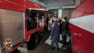 Школьникам села Грибское рассказали о специфике работы пожарных и показали их специальное снаряжение - gtrkamur.ru