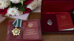 Василий Орлов вручил награды отличившимся в трудовой и общественной деятельности амурчанам - gtrkamur.ru