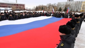 Многометровый триколор растянули в центре Благовещенска к годовщине воссоединения Крыма с Россией - gtrkamur.ru