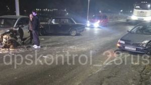 Пьяный водитель устроил аварию на старом мосту через Зею в Благовещенске - gtrkamur.ru