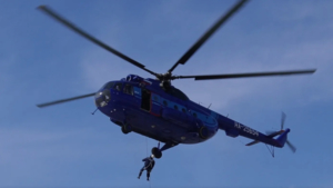 Спуски с вертолета для борьбы с лесными пожарами отработали спасатели в Приамурье - gtrkamur.ru