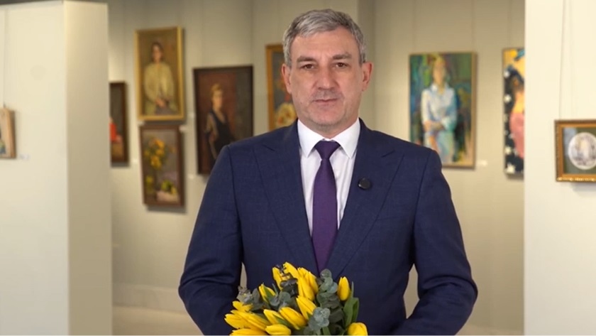 «Вы делаете нашу жизнь светлее и добрее»: Василий Орлов поздравил амурчанок с 8 марта - gtrkamur.ru