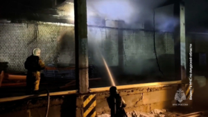 Масштабный пожар на складе стройматериалов тушили в Благовещенске - gtrkamur.ru