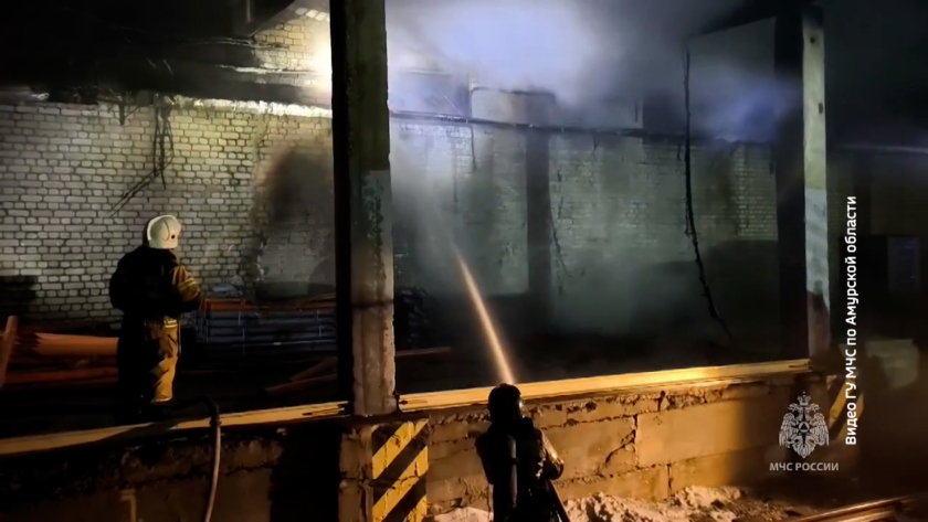 Масштабный пожар на складе стройматериалов тушили в Благовещенске - gtrkamur.ru