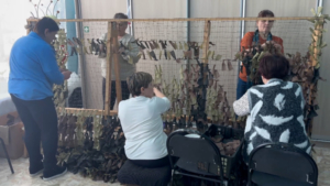 Полторы сотни жителей Прядчино объединились для помощи бойцам СВО - gtrkamur.ru