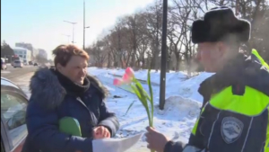 «Цветы для автоледи»: сотрудники ГАИ вручили тюльпаны амурским автомобилисткам накануне 8 марта - gtrkamur.ru