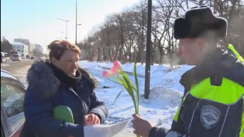«Цветы для автоледи»: сотрудники ГАИ вручили тюльпаны амурским автомобилисткам накануне 8 марта - gtrkamur.ru
