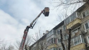 Осторожно у зданий: идёт уборка крыш - gtrkamur.ru