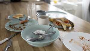 Тараканы и просрочка: в Благовещенске закрыли столовую - gtrkamur.ru