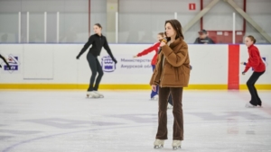 Евгения Медведева поделилась секретами своего мастерства с юными спортсменками из Приамурья и Китая - gtrkamur.ru